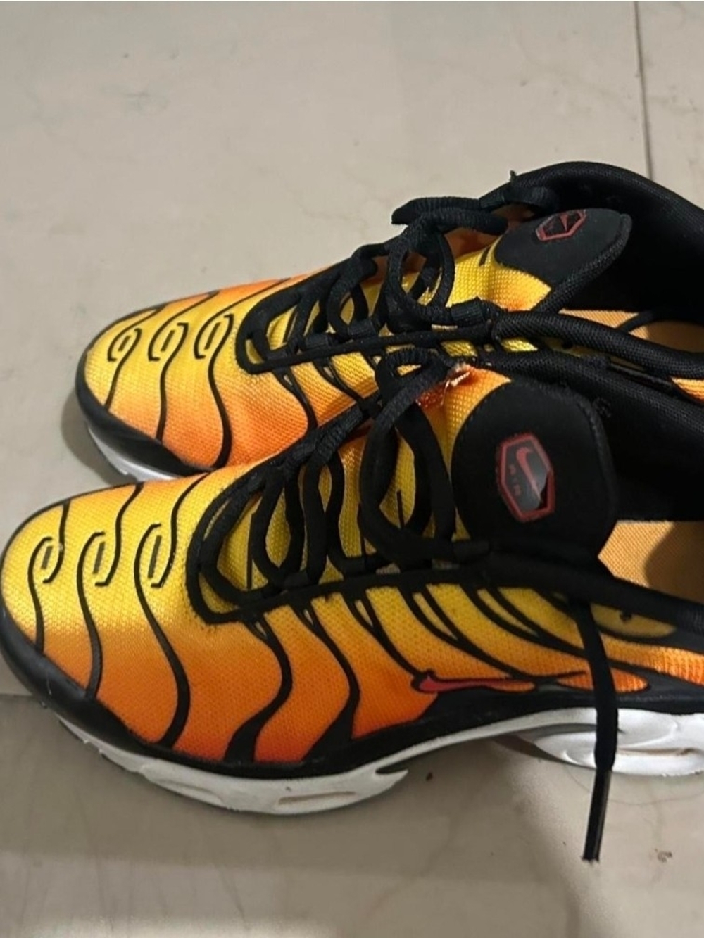 Nike Women's Yellow-to-Orange Gradient Black Accents Air Max Plus SneakersUS 6.5 - Picture 7 of 7